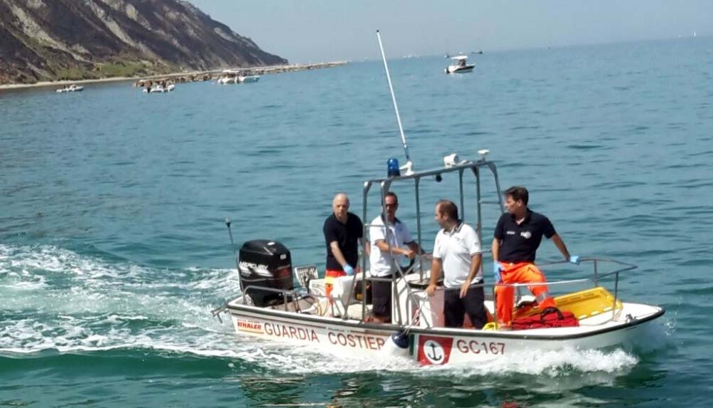 malore in mare guardia costiera salva signora