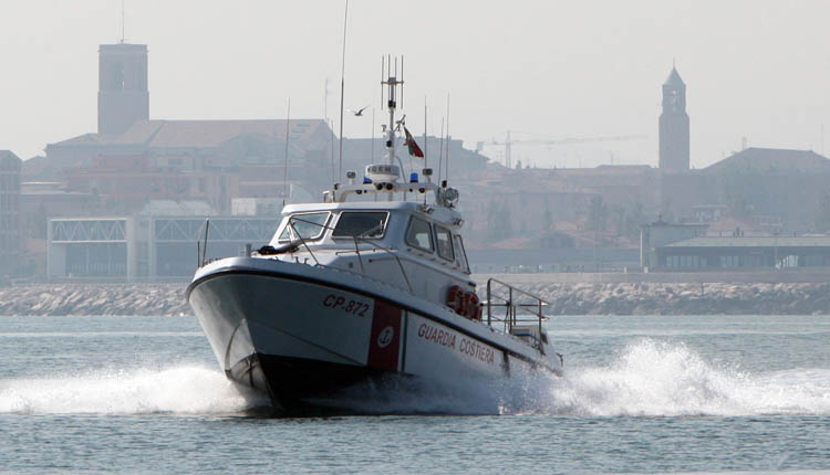 razzi rossi in mare guardia costiera