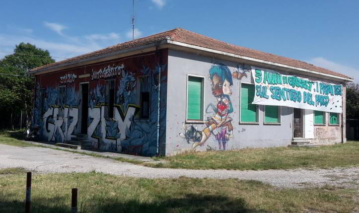 Giovedì 19 ottobre, in occasione di una seduta del consiglio comunale, "l'opposizione" della nostra città presenterà un'ennesima interrogazione contro lo Spazio Autogestito Grizzly. Qualcuno potrebbe pensare: "niente di nuovo","niente di così importante". Siamo d'accordo, ma quando si supera, e lo si è superato di gran lunga, il piano della verità per lasciare spazio esclusivamente alla falsità e all'ipocrisia, è doveroso e giusto prendere parola. Partiamo col sottolineare come le bufale inventate da questi personaggi hanno trovato ampi spazi nei giornali, le radio e le televisioni cittadine senza che nessuno interpellasse noi, i diretti interessati o semplicemente si informasse in modo corretto e rigoroso. Tutto questo, nonostante venissero dette cose oggettivamente false, che i giornalisti della nostra città dovrebbero conoscere o almeno così pensavamo. Se è stata ignoranza dei fatti o malafede non lo sappiamo, ma è sicuro che delle due, una.  Come abbiamo già detto vogliamo riportare su una dimensione di verità dichiarazioni tanto false quanto evidentemente faziose.  Nelle sue comparsate su radio, tv e giornali, il portavoce delle bufale un tanto al chilo, Davide Del Vecchio, continua a sostenere l'abusivismo della nostra situazione. Prima di tutto per sgomberare il campo da ogni equivoco vogliamo dire con chiarezza che non è né il suo concetto di abusivismo né tanto meno quello di legalità che ci interessano e su cui vogliamo soffermarci.  E' sufficiente dire che in questo momento noi abbiamo una regolare concessione con il Comune di Fano rispetto all'uso e la gestione degli spazi di via della colonna 130.  A questo si aggiunge che nel marzo dello scorso anno il tribunale di Pesaro ha sentenziato, in merito all'accusa di occupazione abusiva dello spazio, l'assoluzione "perché il fatto non costituisce reato". Le motivazioni di tale sentenza, parafrasando, sono legate al fatto di aver restituito alla collettività uno spazio volutamente e colpevolmente lasciato al degrado e all'abbandono da parte del proprietario, il Demanio, cioè un ente pubblico, e per aver agito a fini sociali e di pubblica utilità senza nessuno scopo egoistico o privatistico. Punto secondo. I paladini della legalità, solo quella che non va contro di loro, s'intende, continuano a speculare sulle nostre iniziative, sostenendo che siamo un'attività commerciale. A questo proposito ribadiamo e rivendichiamo che tutte le nostre attività come le nostre iniziative sono totalmente auto finanziate dal sostegno libero e consapevole delle centinaia di persone che attraversano il nostro spazio. Il tempo per rispondere a falsità ed insinuazioni ipocrite finisce qua. Adesso però viene il bello. Ci pare fin troppo facile dimostrare come gli attacchi che subiamo da questi personaggi rappresentano solo il mezzo per attaccare l'amministrazione comunale.  Questo fatto è così ovvio e palese che forse solo "l'opposizione" pensa di poterlo ancora usare non rendendosi conto che tutti sono consapevoli di questo giochetto politico.  A questo punto, però, siamo noi obbligati a rivolgere un'interrogazione a Del Vecchio e soci. Una domanda semplice alla quale, però, nonostante ci siamo sforzati immensamente, non riusciamo a dare risposta. Come mai per attaccare l'amministrazione comunale usate, la vecchia politica insegna, la nostra esperienza? Noi siamo stati, siamo e saremo un soggetto autonomo ed indipendente che rintraccia in quest'amministrazione e in qualsiasi amministrazione un interlocutore politico perché governa la nostra città compiendo scelte e prendendo decisioni che ci riguardano in prima persona. Al di là ed oltre le domande retoriche, è evidente e palese come, oltre le menzogne, gli attacchi che ci vengono mossi sono totalmente strumentali per altri fini.  Arrivati a questo punto, però, vogliamo trarre le nostre conclusioni. Quello che spaventa più di tutto i costruttori di bugie e i politicanti di mestiere che si affannano nel presentare interrogazioni, apparire su radio e tv a dire sempre la stessa cosa è ben altro. La loro più grande preoccupazione, lo spettro che si aggira nelle loro insignificanti e auto referenziali riunioni di partito, è il fantasma della politica, o meglio la materializzazione in carne ed ossa di quel fantasma.  Sono più di tre anni che quel fantasma si è materializzato nei corpi, nelle idee e nelle azioni di uomini e donne, ragazze e ragazzi che si organizzano senza chiedere il permesso,  si incontrano, discutono ed agiscono di conseguenza. Sono più di tre anni che organizzano iniziative, costruiscono mobilitazioni, creano legami sociali e relazioni al di fuori e al di là delle ricette della vecchia politica, una politica sempre più delegittimata e sempre più fine a se stessa.  Sono più di tre anni che non aspettano che qualcuno parli di e per loro, qualcuno che non li rappresenta e ormai rappresenta solo un ceto politico che tenta di sopravvivere. Sono più di tre anni che tenta insieme a tante e tanti altri di restituire dignità, passione e cuore alla politica, intesa come idea, lotta, critica e impegno, personale e collettivo. Quel fantasma della politica che da più di tre anni è diventato lo Spazio Autogestito Grizzly è quello che tormenta maggiormente i fantasmi della politica: politicanti che non rappresentano nessuno se non loro stessi e a cui non crede più nessuno perché senza nessuna legittimità e senza nessun consenso. Nonostante questo, però, la pochezza e l'insignificanza politica dell'opposizione sono state comunque sufficienti alla giunta comunale per mettere come termine ultimo alla nostra concessione il 31 dicembre 2017. Ci vogliamo augurare che d'ora in poi la volontà politica della giunta non sia influenzabile da miseri fattori esterni, ma sia in grado di mettere in campo un piano di proposta e di prospettiva seria e reale a partire da subito. Forse è superfluo ricordarlo, ma probabilmente è opportuno ribadirlo. Noi un posto già lo abbiamo, uno spazio che ci siamo conquistati e che non ci sposteremo da dove siamo senza l'alternativa di un posto idoneo alle nostre iniziative, come recita la concessione che abbiamo firmato con il Comune, ma soprattutto, come ci viene richiesto dalle centinaia di persone che frequentano il nostro spazio e non solo e che non si capacitano del fatto che questa città debba rimanere senza un luogo fisico di aggregazione politica, sociale e culturale. Sappiamo con certezza che in città esistono possibili soluzioni alternative. Ora ci aspettiamo e pretendiamo, visto la scadenza che ci è stata imposta e visto i termini della concessione che abbiamo firmato, che la giunta comunale avanzi delle proposte serie. Quello cha manca, ad oggi, ma come spesso accade, non sono le soluzioni alternative, ma la volontà di trovarle ed attuarle. 