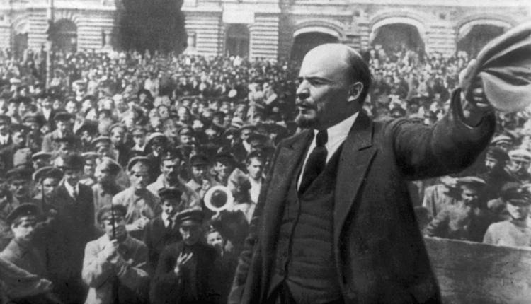 Mercoledì 18 ottobre, alle ore 17,30, nella Sala “Serperi” del Collegio Raffaello ad Urbino, Partito Comunista Italiano, Rifondazione Comunista e Sinistra per Urbino organizzano il dibattito “Nel solco della Rivoluzione d’Ottobre. Cent’anni di lotte per i diritti dei lavoratori, per l’emancipazione e la sovranità dei popoli”. Interviene Domenico Losurdo, Professore Emerito dell’Università di Urbino, introduce Emiliano Alessandroni, Dottore di ricerca. La Rivoluzione d’Ottobre cambiò non solo la Russia, ma il mondo intero segnando la storia del Novecento. Essa è stata un potente acceleratore di profonde trasformazioni nella vita dei popoli, imprimendo una spinta di straordinario vigore alle lotte dei lavoratori in Occidente e alle rivoluzioni anticoloniali nel mondo (Oriente, Africa e America Latina). I suoi ideali sono ancora oggi spendibili nell’era della crisi economica, globalizzazione, esportazione del sistema occidentale e omologazione capitalistica del mondo? L’occasione del centenario, su cui non si sono accese le luci dei media, induce a una riflessione non superficiale su un evento che John Reed definì “i Dieci giorni che sconvolsero il mondo”.