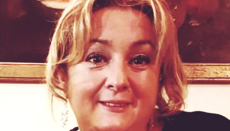 Votata in consiglio la mozione di sfiducia nei confronti della presidente Romina Pierantoni, sindaco di Borgo Pace. A presentare il documento i sindaci Cicccolini di Urbania, Feduzi di Fermignano e Tagliolini di Peglio. La sindaca Sacchi di Mercatello sul Metauro ha votato la mozione stessa. Il commento su quanto accaduto della Pierantoni. “L’esito della riunione dell’altra sera ha confermato, con mio grande rammarico, che non c’è la volontà politica da parte di alcuni di agire nel vero interesse del territorio. Ci tengo comunque a far sapere anche a coloro che non erano presenti, in particolare a tutta la cittadinanza dell’Unione, che la mozione di sfiducia è stata formulata da tre membri del Consiglio – tra cui il Presidente della nostra Provincia – proprio dopo che, passando dalle parole ai fatti stanca di continui rimpalli, ho inviato lo scorso 18 agosto u.s. a tutti i Sindaci dell’Unione una proposta formale di cambio di passo avente ad oggetto l’assetto di governo dell’Unione, il potenziamento dell’operatività e la proposta di modifiche statutarie, volta a promuovere le esigenze del territorio e dei cittadini, che prevedeva un cambio di governance già auspicato, guarda caso, proprio dal sindaco del comune co-capuologo, Maurizio Gambini. La mia proposta di modifica statutaria – che è stata in settimana presentata ai giornali dal sig. Tagliolini senza menzionare minimamente il fatto che era stata formulata dalla sottoscritta – mi è stata dettata dall’atteggiamento ostruzionistico dimostrato nelle settimane precedenti del sindaco Ciccolini, assessore dell’Unione Montana, il quale dalla fine di luglio non ha più partecipato alle giunte regolarmente convocate. Tengo a precisare che, nell’interesse dell’Unione mi sono adoperata in tutti i modi possibili per consentire l’ingresso nell’Unione stessa di altri Comuni, al fine di aumentare la possibilità di conseguimento degli obiettivi che sono alla base delle finalità proprie dell’Ente. Se ad oggi abbiamo 4 nuovi Comuni vorrebbero entrare ed associarsi all’Unione questo è già una risposta a chi muove critiche infondate e strumentali. Infatti, grazie alla gestione equilibrata e lungimirante, anche il bilancio dell’Unione è in buona salute e in attivo con risorse da impiegare per nuovi progetti di sviluppo a beneficio del territorio. La massima operatività dell’ente è sempre stata portata avanti, e lo sarà ancora, da tutti i componenti della struttura ai quali va tutta la mia stima e un ringraziamento per come hanno garantito la qualità e la quantità dei servizi erogati. Alla luce delle motivazioni che sono state presentate dai tre sindaci (Tagliolini, Ciccolini e Feduzi) che hanno firmato la mozione di sfiducia nei miei confronti, nonché dall’altro sindaco Sacchi che l’ha votata insieme ai primi tre, mi sembra evidente che qualcuno ora cerca di dare motivazioni a un atto di fatto ingiustificabile razionalmente. Invito sinceramente i cittadini a valutare loro stessi quanto accaduto sulla base dei fatti e non delle dichiarazioni rilasciate sui giornali, richiedendo il verbale della seduta consiliare di lunedì sera, dal quale dovrebbe ben emergere il tenore delle motivazioni addotte a sostegno della mia sfiducia! In tale sede, come era stato anticipato anche sui giornali nei giorni scorsi, è stato dichiarato dalle stesse persone che hanno presentato la mozione, che non si metteva in discussione l’operato della Presidente! Ora parlare di ingerenza politico-istituzionale associata alla funzione della Presidente in capo alla quale lo Statuto pone precise responsabilità istituzionali e operative appare quantomeno inquietante!” Quanto alle attività dell’Unione Montana, per esempio il servizio associato di polizia locale funzionale alla sicurezza urbana, molto problematico visti i numeri degli agenti a disposizione ed i servizi da garantire, appare alquanto singolare che si voglia far intendere che la sicurezza dipenda solo dal Presidente dell’Ente; invece è opportuno che i cittadini sappiano che da molti mesi si è condiviso in Consiglio dell’Unione un progetto di riorganizzazione del servizio stesso, che ha comportato la convocazione di molteplici conferenze Sindaci e numerose riunione tecniche coinvolgenti gli stessi referenti dei Comuni interessati, sino a predisporre tutto quanto necessario per l’adozione del progetto. Infatti, dopo questo lungo ed inclusivo iter, è già stata inviata formalmente agli stessi Sindaci la bozza della convenzione che riflette l’accordo raggiunto a giugno. Oggi dispiaciuta ma tranquilla sono a lavorare nel mio comune, Borgo Pace come è giusto che sia, sempre con la convinzione che anche dal proprio comune, anche nell’interesse dei miei cittadini continuerò a lavorare, come sindaco, per il nostro territorio.”