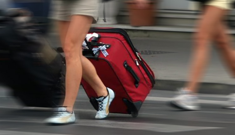 chiede denaro o sesso per restituire valigia
