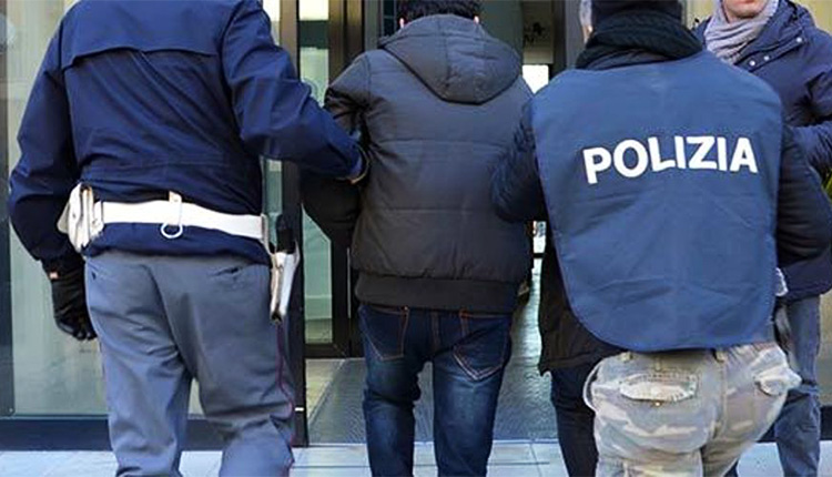 eroina guanti due arrestati polizia pesaro