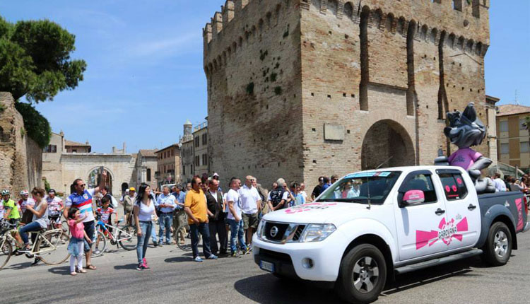 giro d'italia anche fano si tinge di rosa