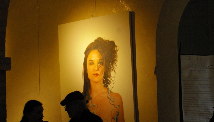mostra tratti sguardo corpo femminile