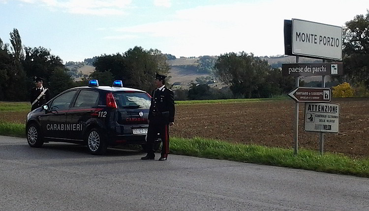 carabnieri monteporzio topo auto arresto