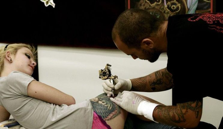 tatuava in casa scoperto polizia municipale