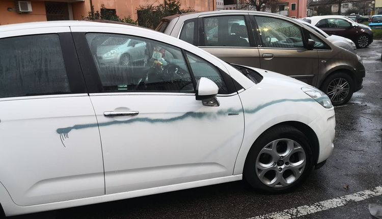 atti_vandalici_lucrezia_auto_2