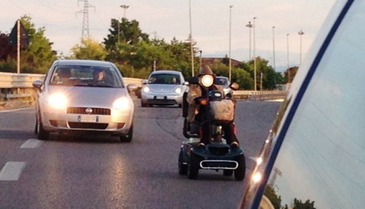 carrozzina_superstrada_contromano