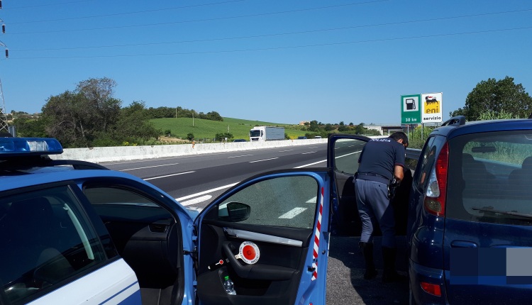 suicidio_polizia_autostrada