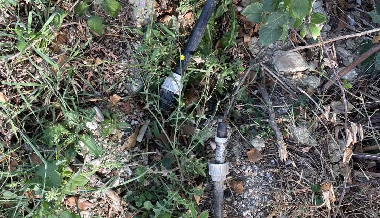 6- vecchi tubi affioranti da interramento zona incrocio villa del monte