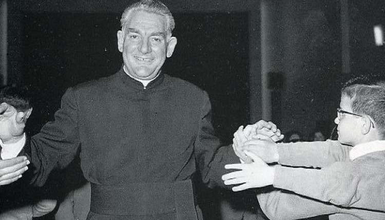 Padre Damiani fra i suoi ragazzi