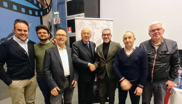 Consiglio con al centro passaggio consegne Tecchi-Simoncini